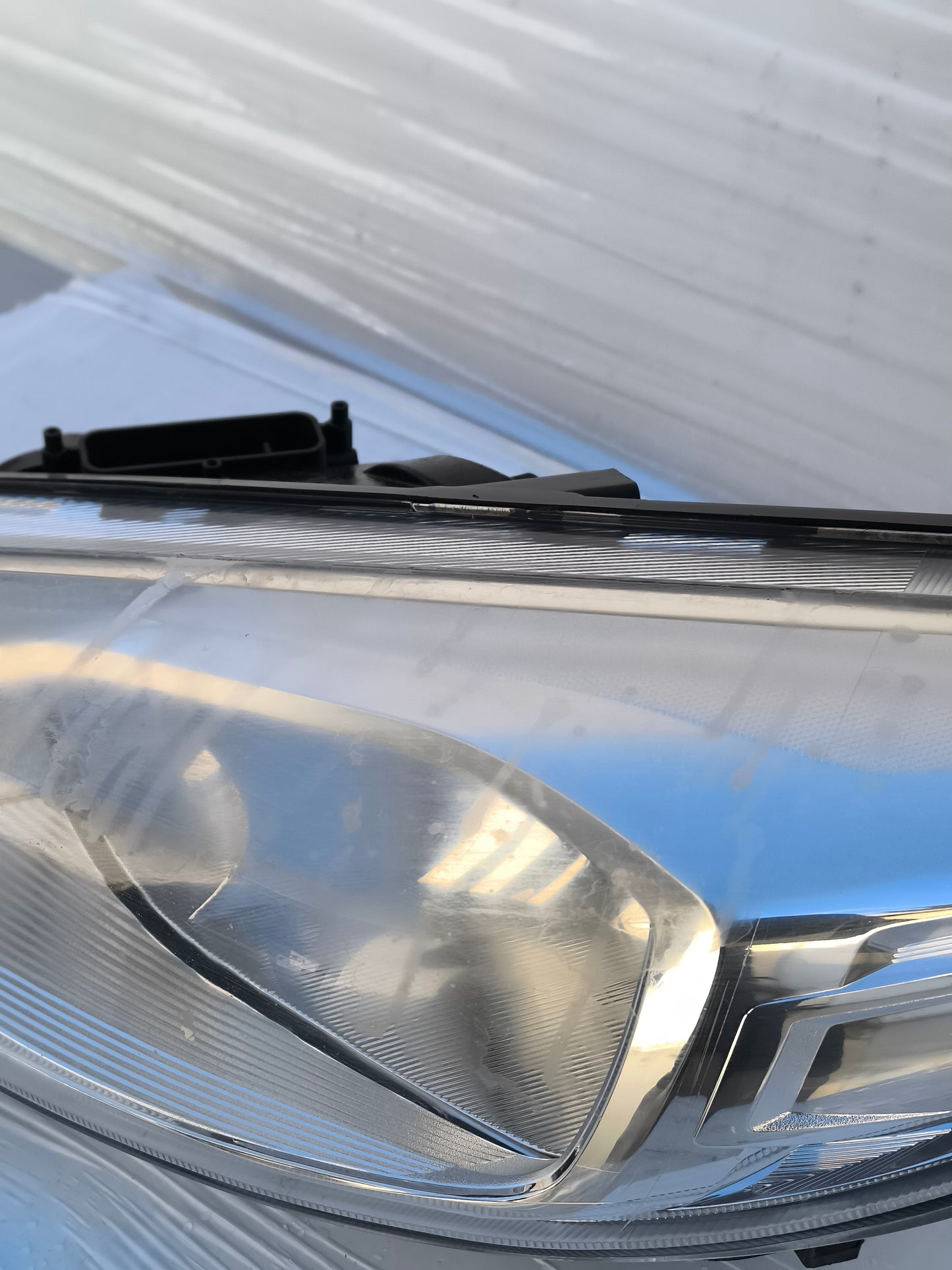 Kompletter Ford Focus 1.5 TDCI, Baujahr 2015, weiß, ecoAG7470 (Stoßstange leicht zerkratzt - Motorhaube hat eine kleine Delle)