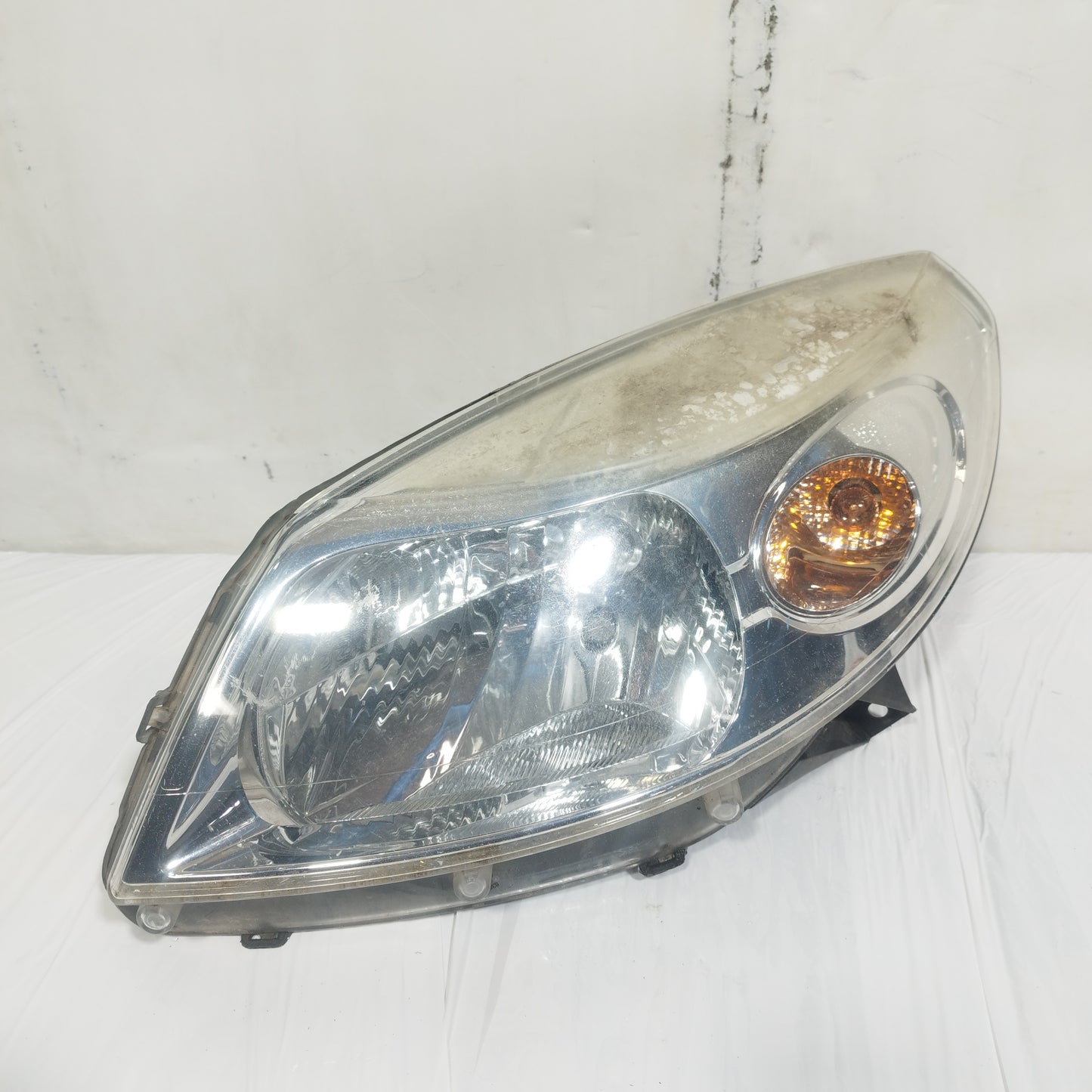 Fanale anteriore sx Dacia Sandero I (BS90) 2008-2012 cod: 8200733878 ecoAC15373