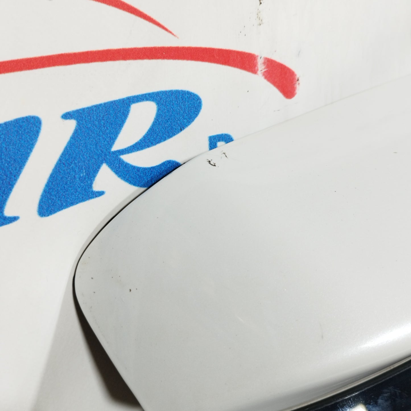 Pearl white tailgate Peugeot 3008 2011 ecoAC9602