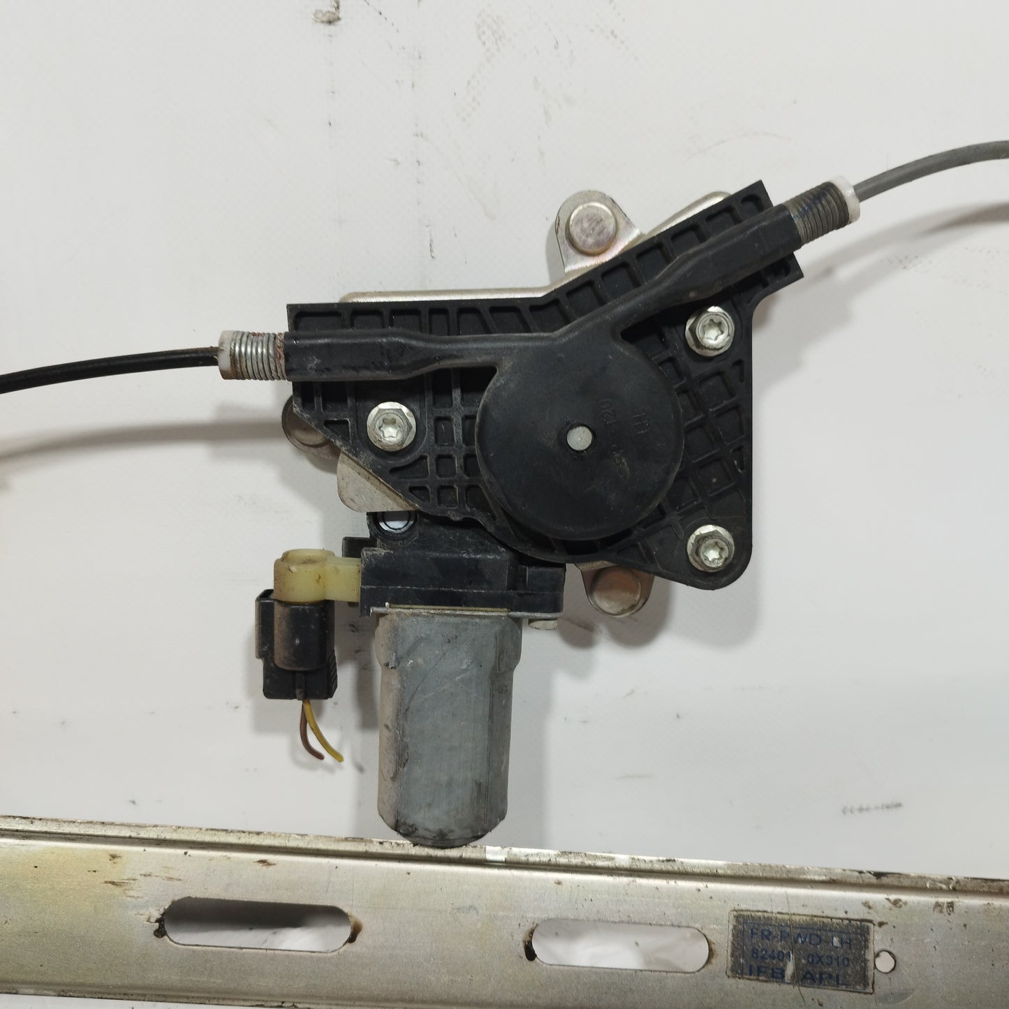 Gepäckträger vorne links Hyundai i10 2009 Code: 82401-0X010 ecoAC12386