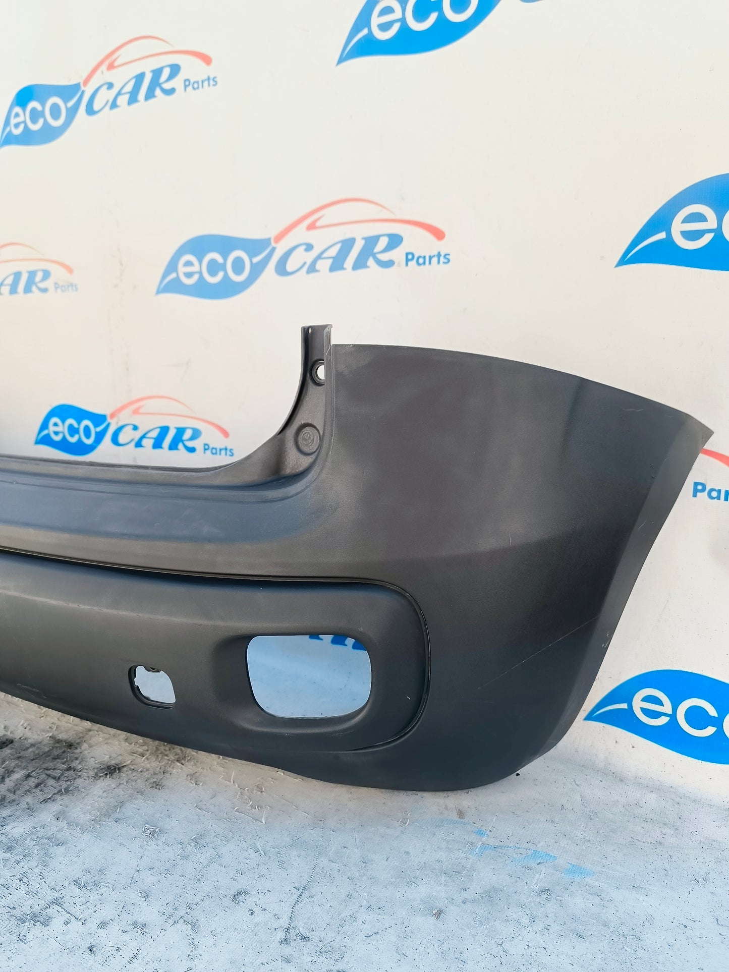 Schwarzer Kunststoff-Heckstoßfänger Fiat neuer Panda ecoAG6349