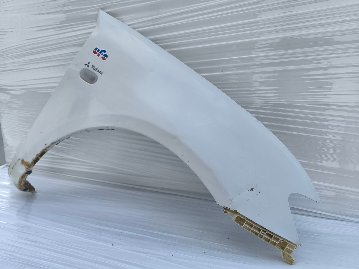 Parafango dx bianco Mitsubishi L200 (IV) anno 2005-2015 Restyling ecoAG10001