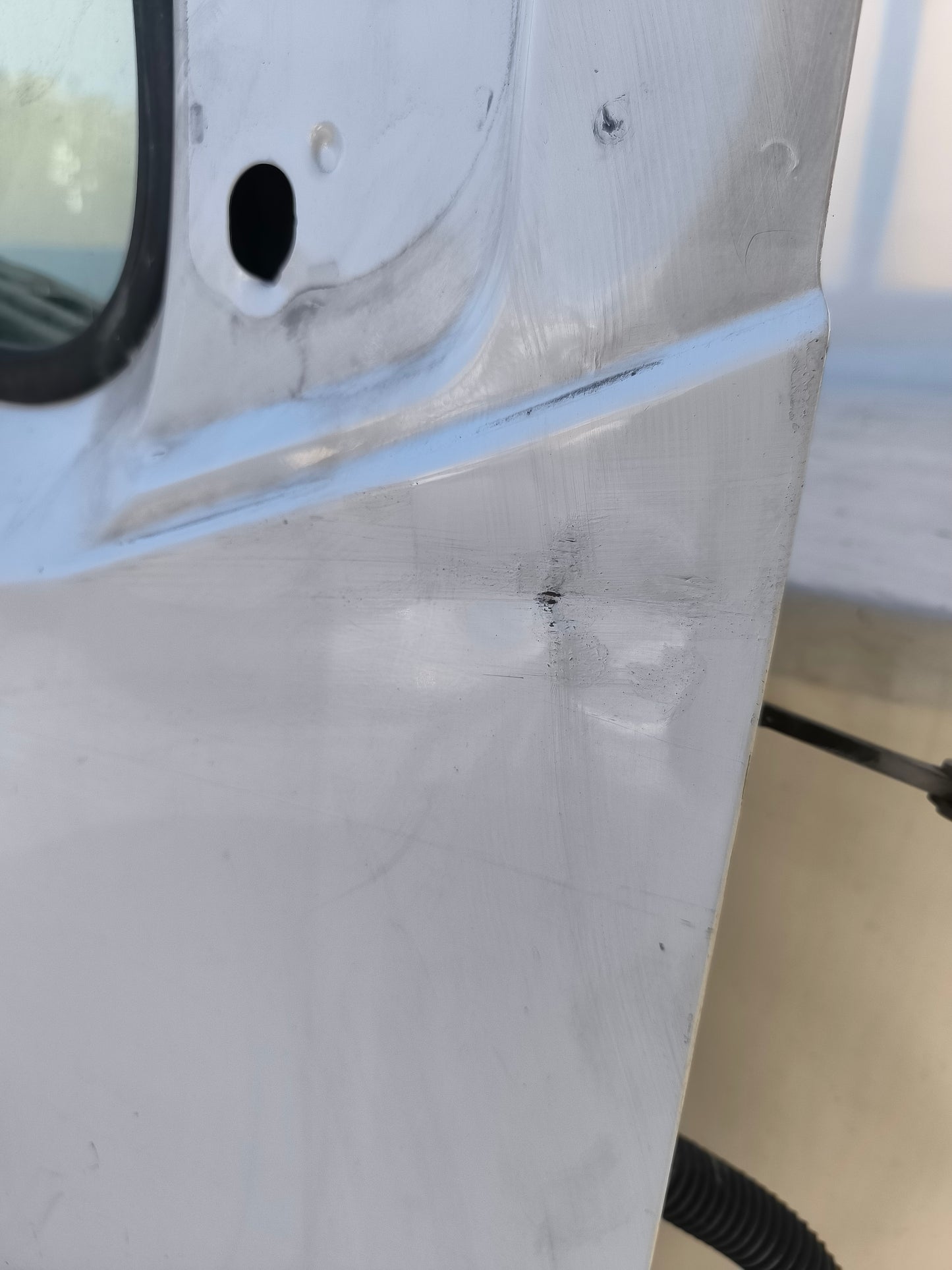 Renault Master, Baujahr 2014, weiß, rechte Vordertür mit diversen Kratzern und 2 Dellen (siehe Fotos Dellen 5 und 6) ecoAG7532