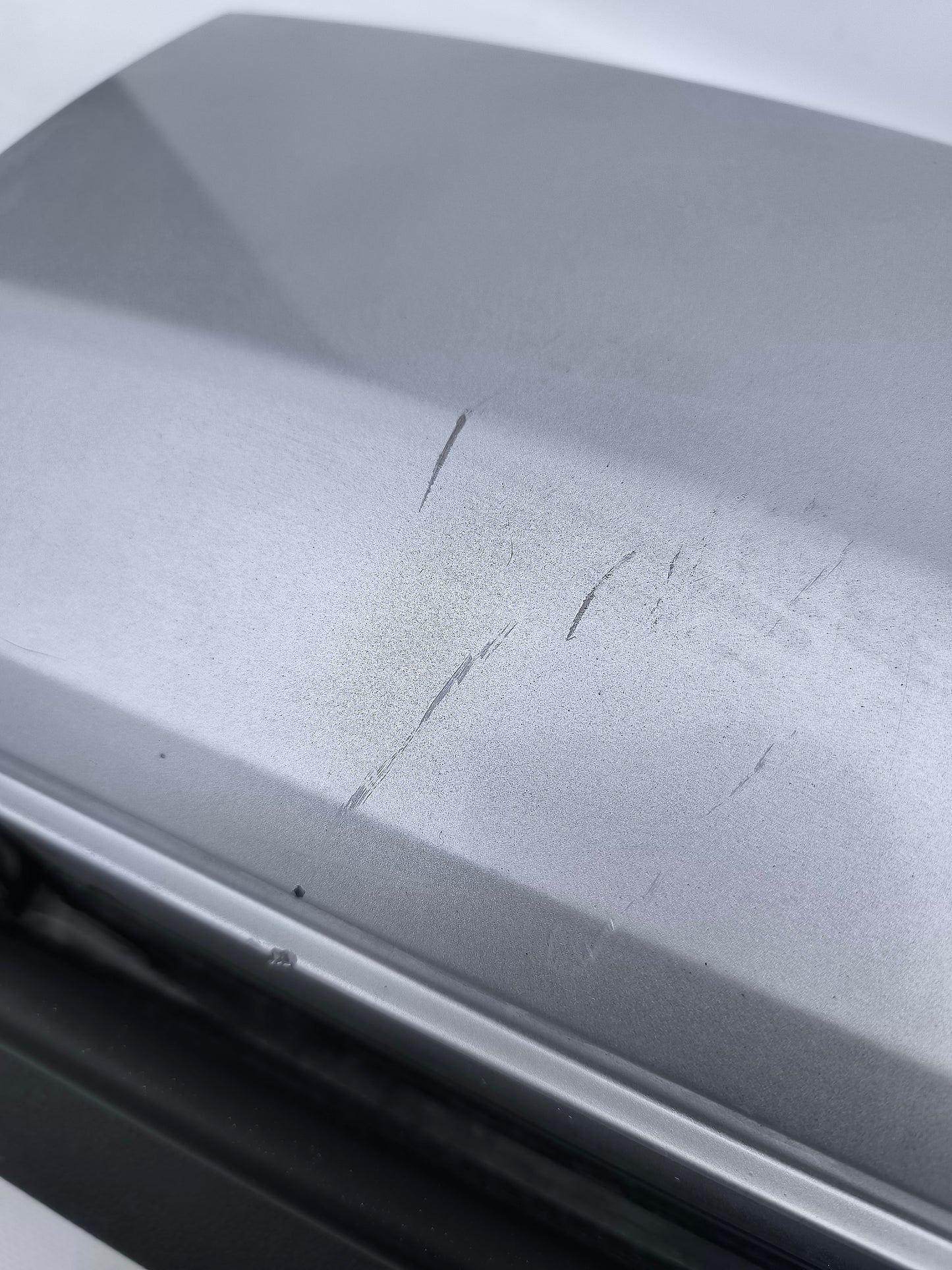 Rear flap Peugeot 3008 year 2011 silver gray slightly scratched and has a lesion in the lower part ecoAG7013