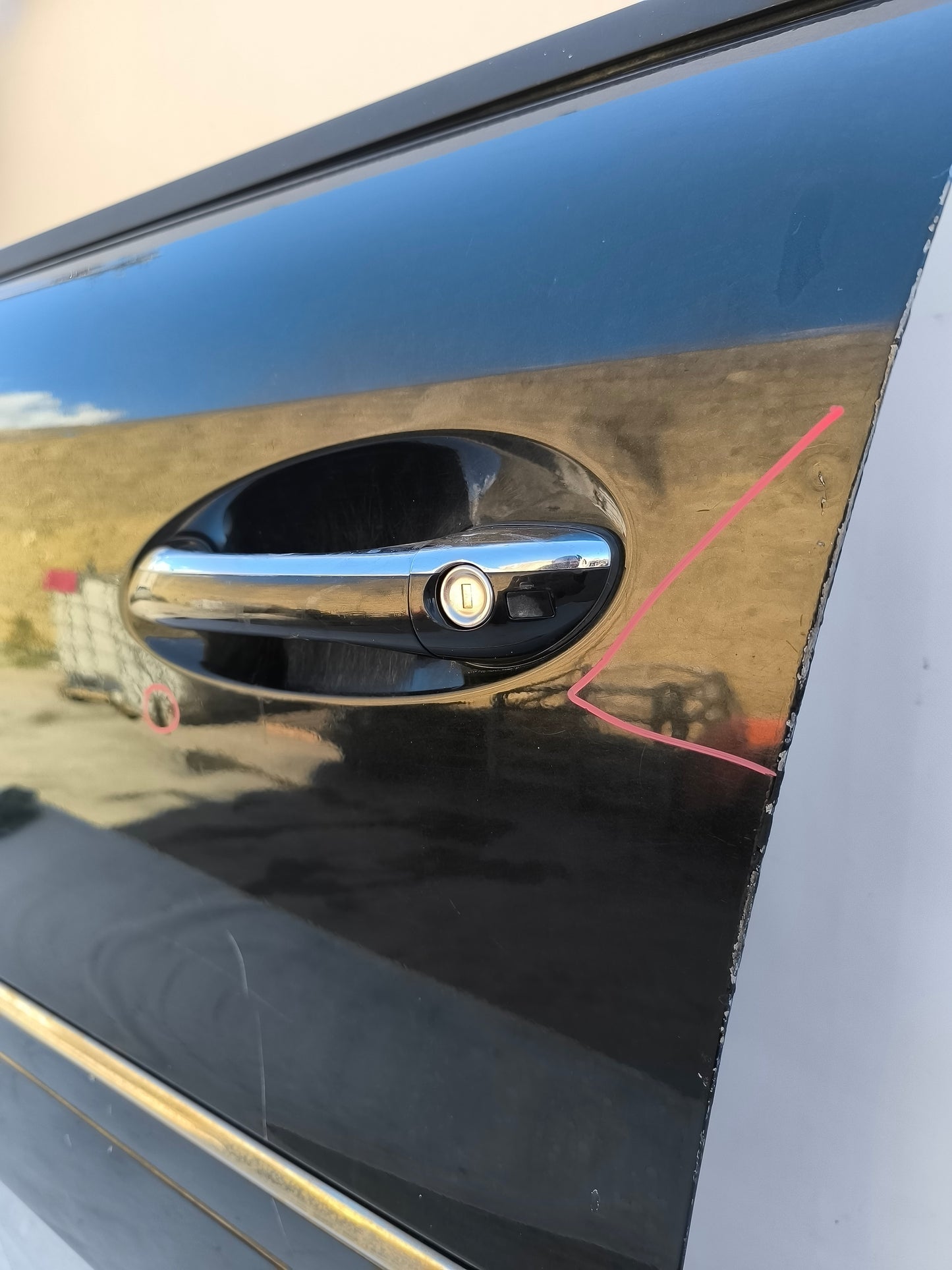 Mercedes ML W164, schwarze Vordertür links, weist diverse kleine Dellen und Kratzer auf (ecoAG7437).