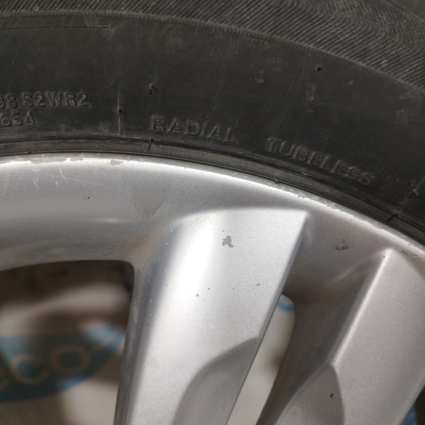 Komplette Leichtmetallfelgen mit Reifen Hyundai IX35 2011 225/60 R17 ecoAC9911