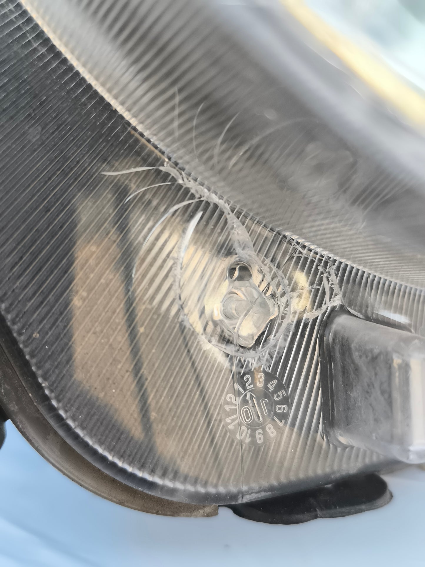 Linker Frontscheinwerfer Fiat 500 Baujahr 2008 weist einen kleinen internen Schaden auf ecoAG7683