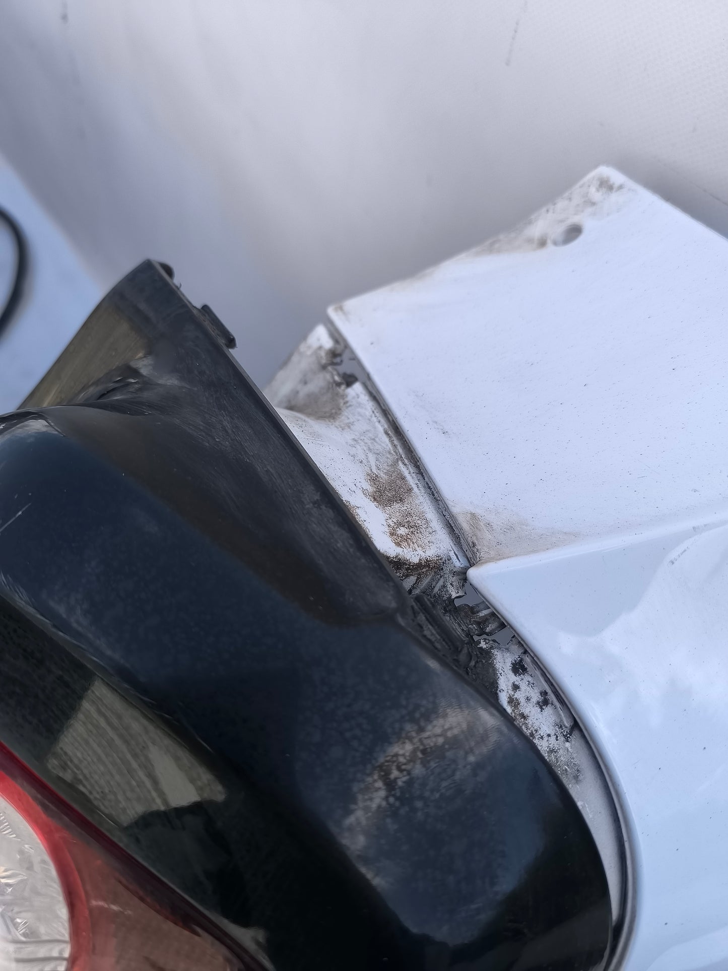 Weißer Heckstoßfänger für Citroen C3 Picasso, Baujahr 2010, weist diverse Kratzer und zwei abgebrochene Clips im Bereich des schwarzen Teils auf (ecoAG513).