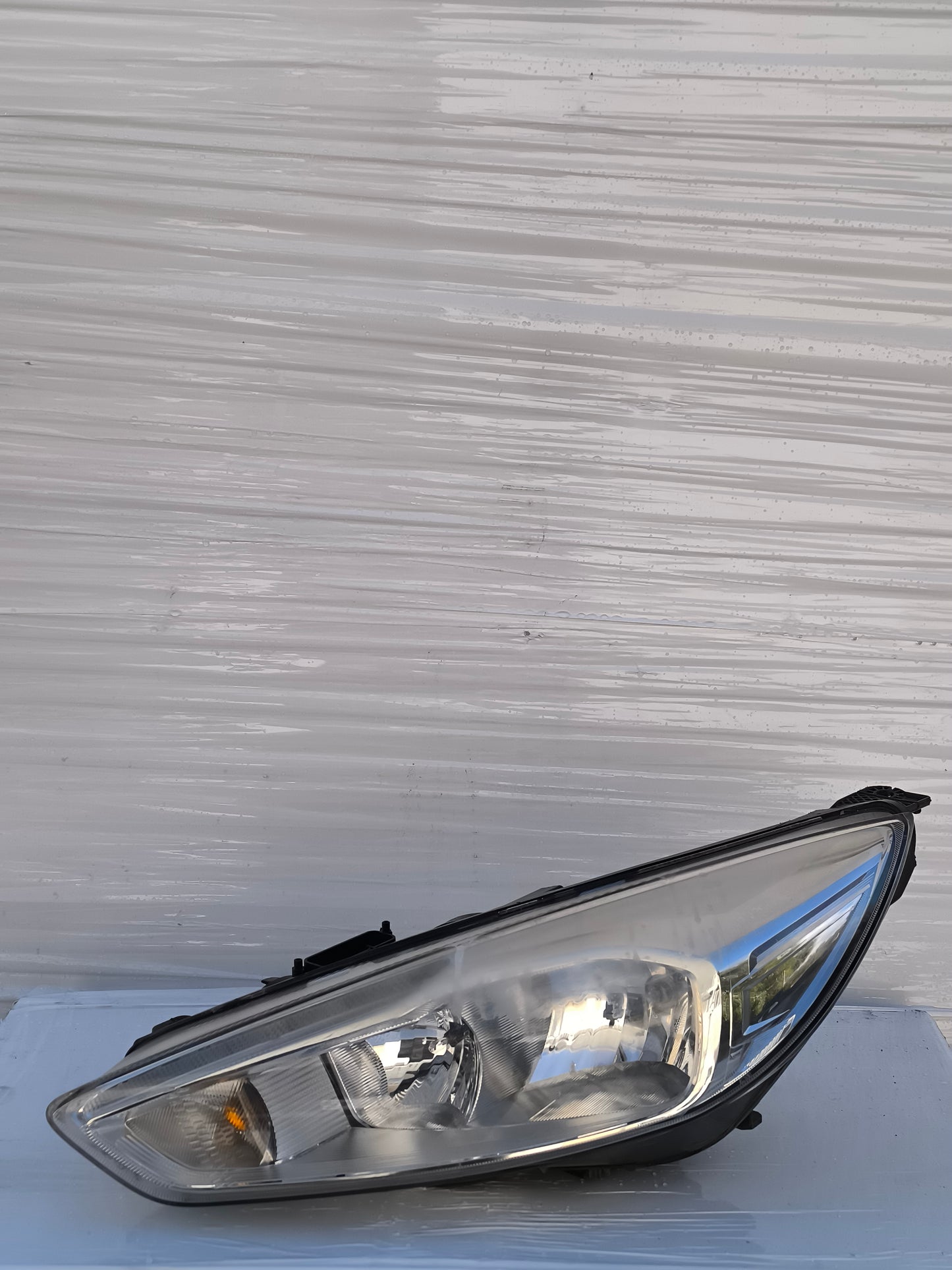 Kompletter Ford Focus 1.5 TDCI, Baujahr 2015, weiß, ecoAG7470 (Stoßstange leicht zerkratzt - Motorhaube hat eine kleine Delle)