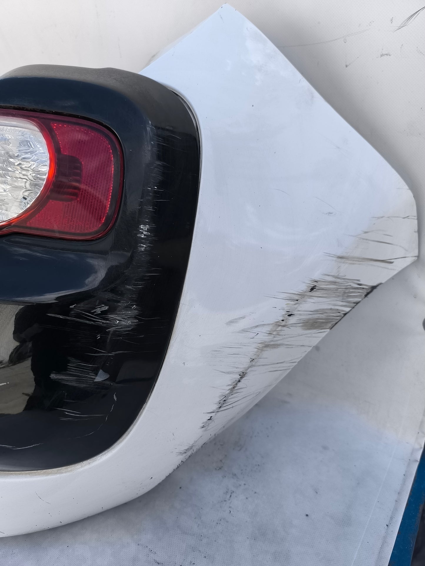 Weißer Heckstoßfänger für Citroen C3 Picasso, Baujahr 2010, weist diverse Kratzer und zwei abgebrochene Clips im Bereich des schwarzen Teils auf (ecoAG513).