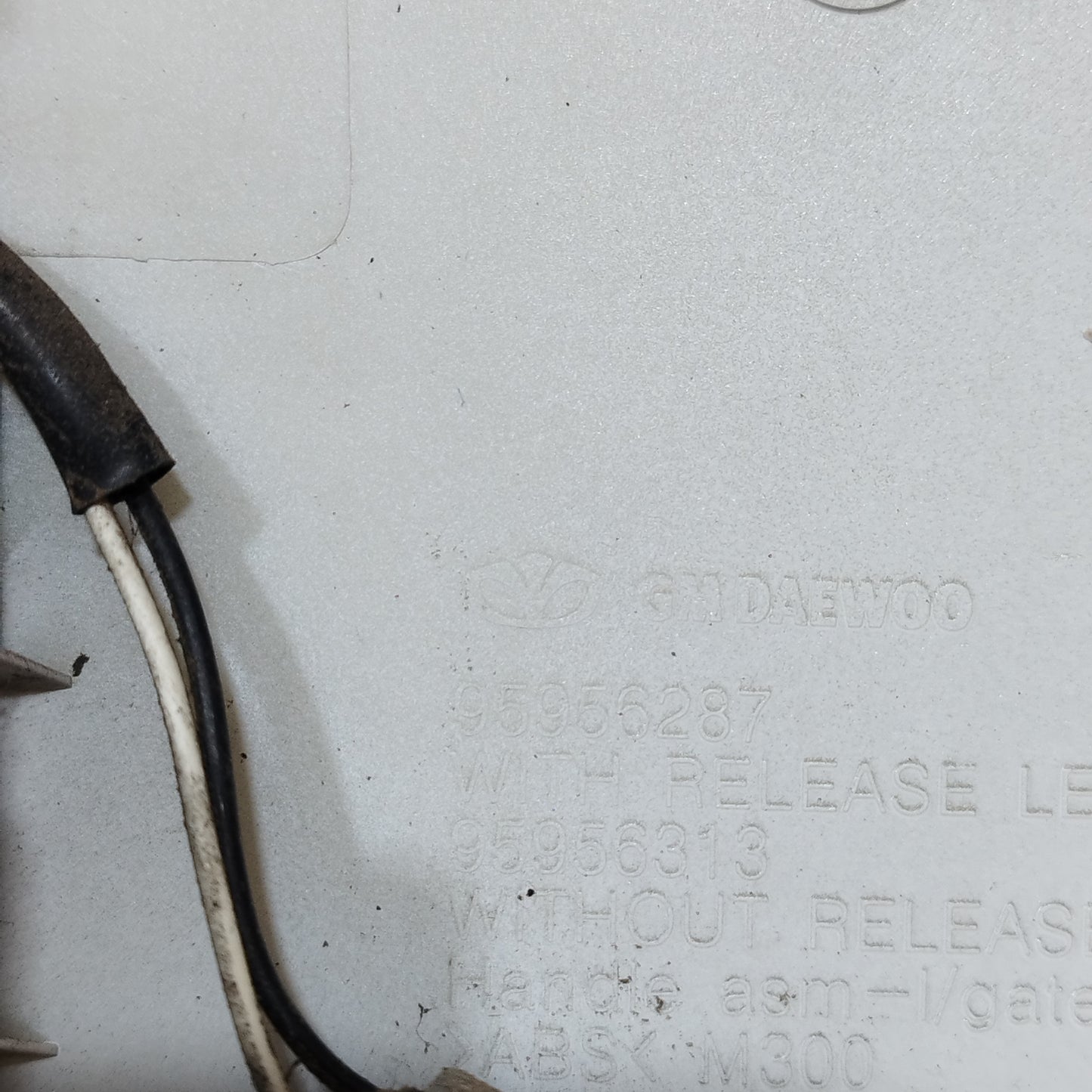 White tailgate handle Chevrolet Spark 2010 Cod: 95956287 ecoAC9675