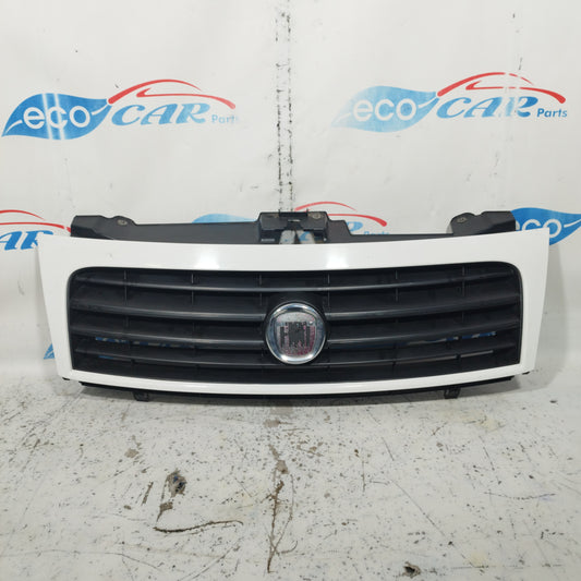 Weißer Zentralgrill Fiat Scudo 2008 ecoAC8924