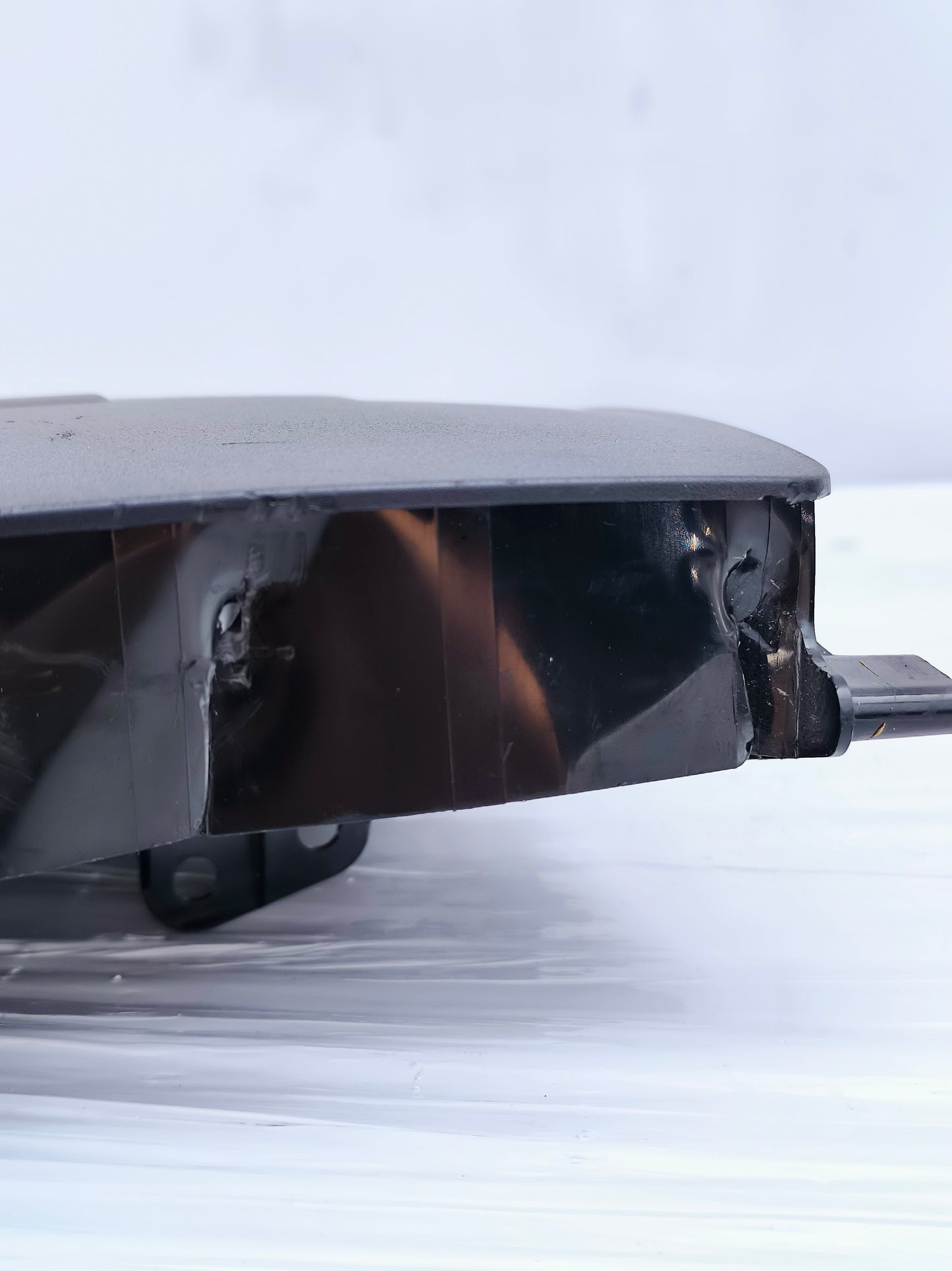 Courtesy light Mercedes A-Class w176 Cod.a0009000702 ecoAG7152 has various lesions (caused by screwdriver) and some scratches