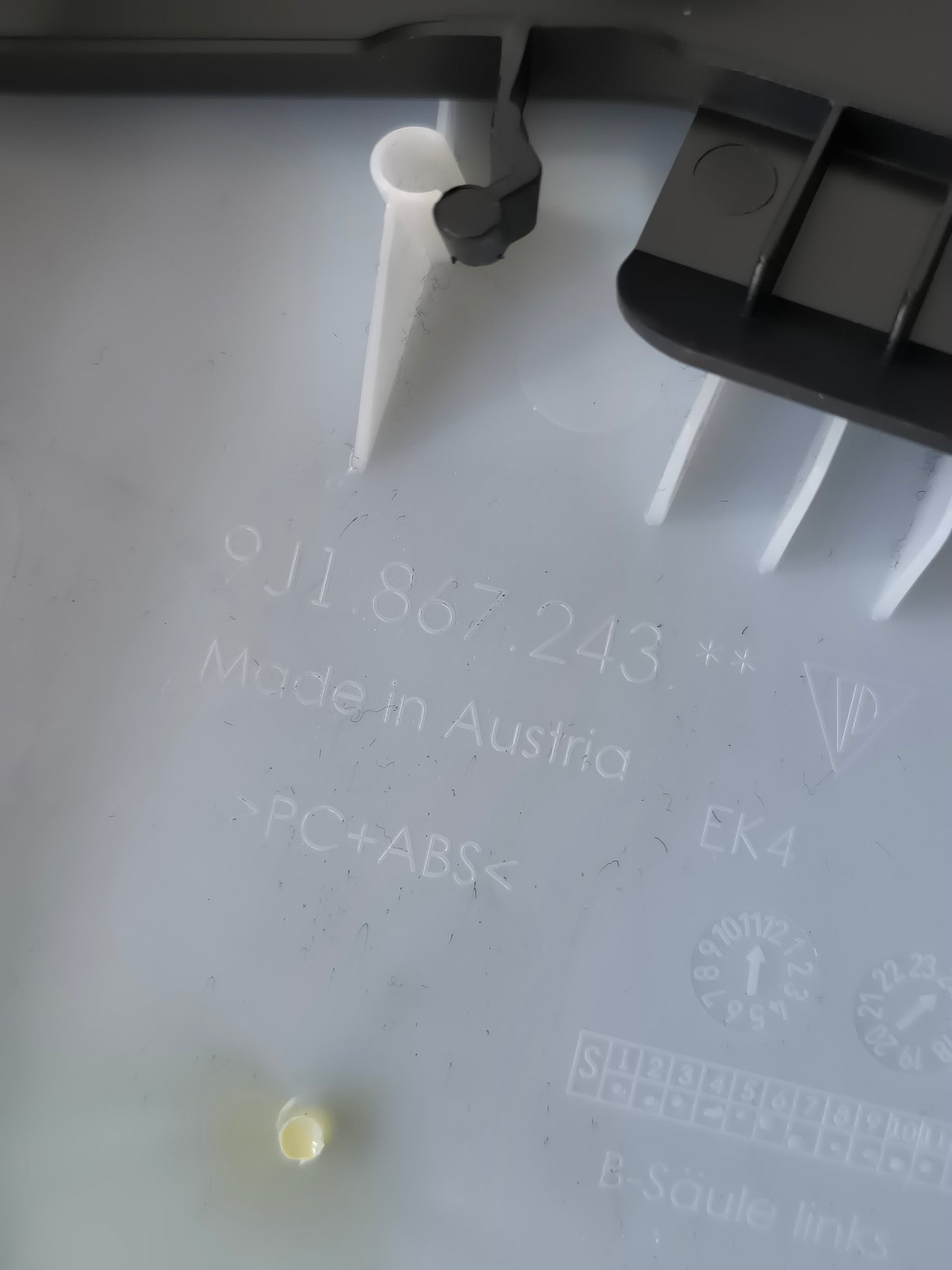 Copertura/rivestimento in tessuto tecnico montante sx Porsche Taycan anno 2024 cod.9j1867243 ecoAG6704