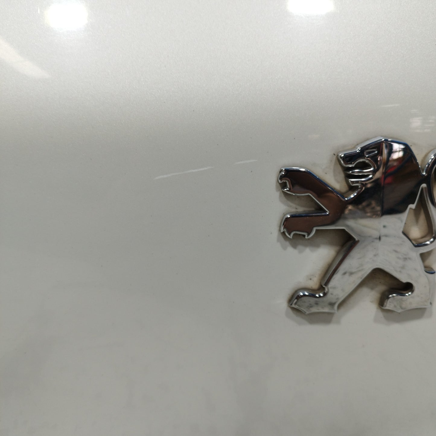 Pearl white tailgate Peugeot 3008 2011 ecoAC9602