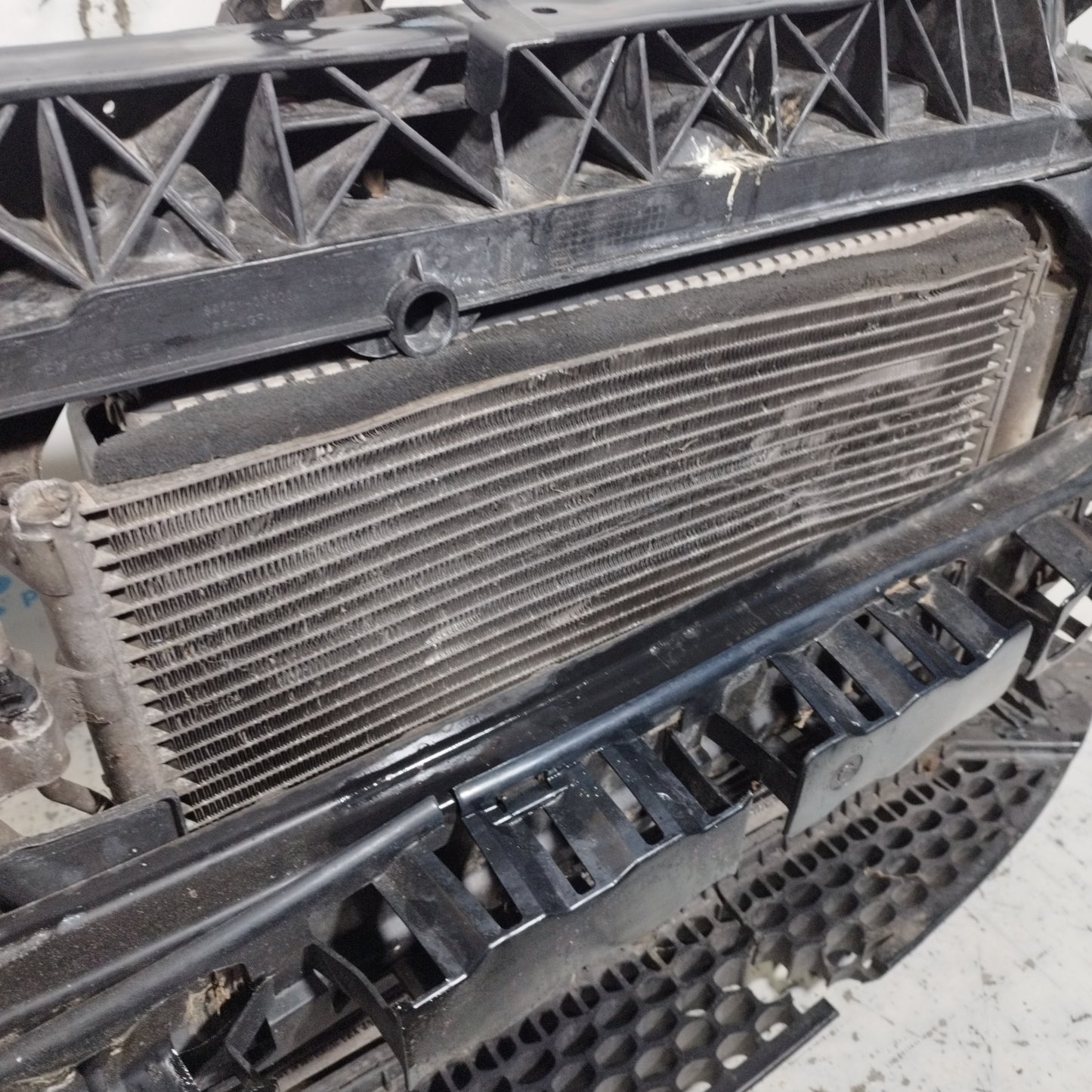 Kompletter Kühlergrill mit Verstärkung und Kühlern Hyundai i10 1.1 B 2010 Code: 64101-0X000 ecoAC9878