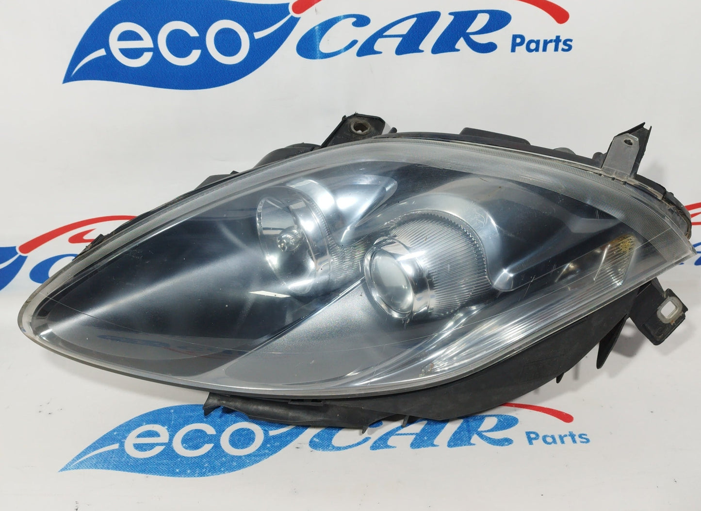 Left front light Fiat Bravo 2010 white arrow and dark background ecoAC1142